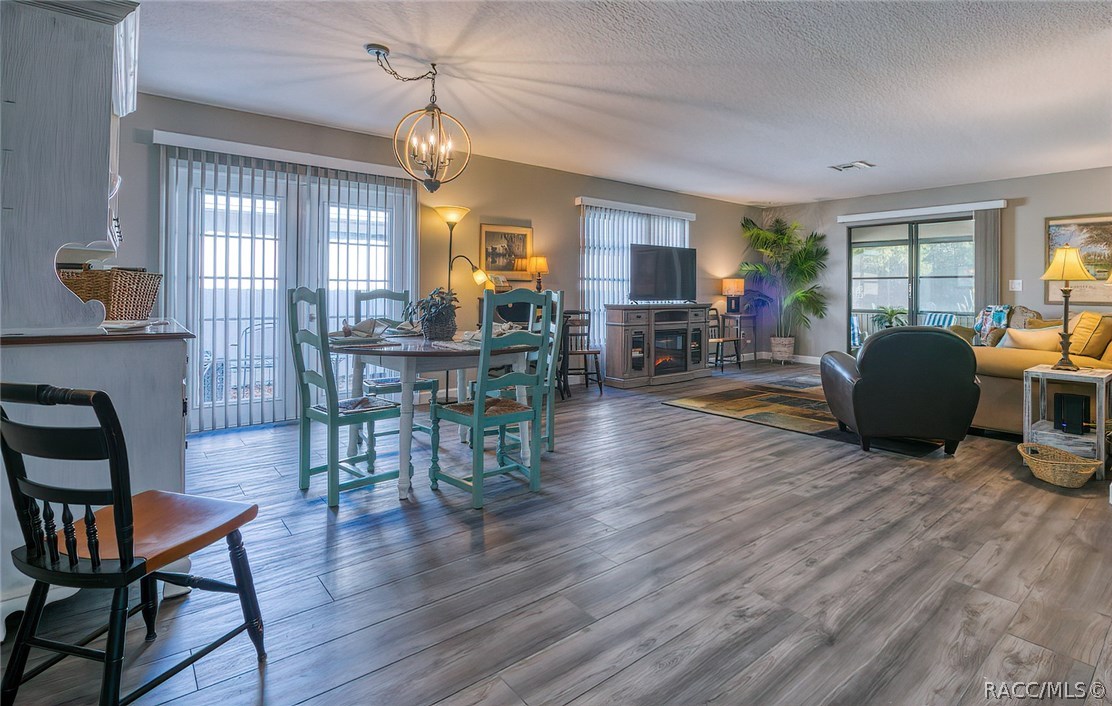 Open Living Area with Dining and Living Area for lots of seating! Open Living Area with Dining and Living Area for lots of seating!
