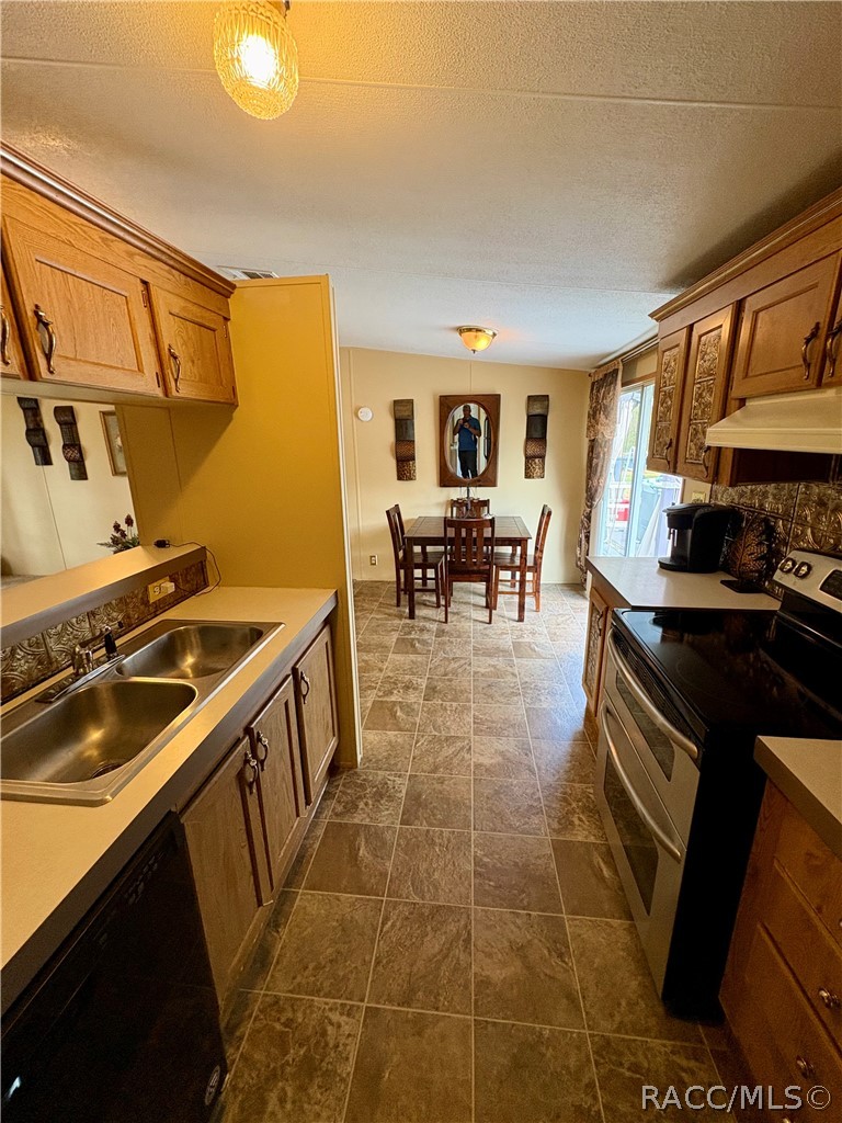 9909 N Northcut Avenue, Crystal River, FL 34428