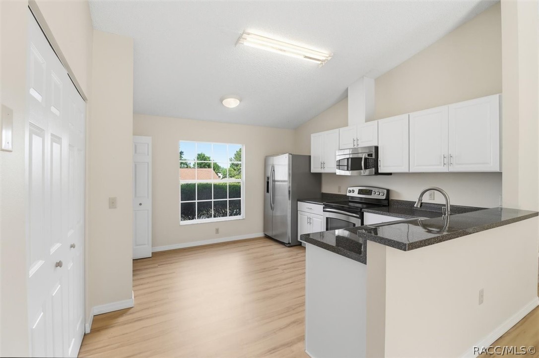 Kitchen with Breakfast Bar