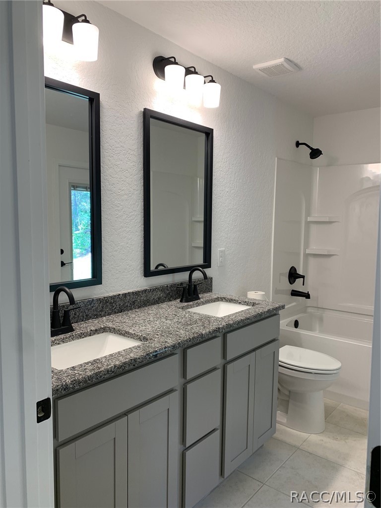 Guest bath w/entrance to lanai