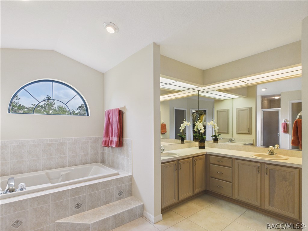 MASTER TUB AND VANITY WITH DUAL SINKS