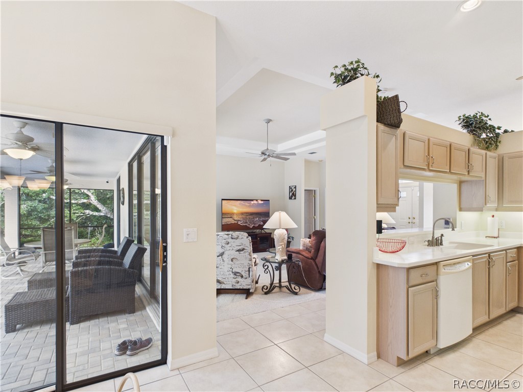 BREAKFAST NOOK OPENS TO THE gREAT ROOM KITCHEN