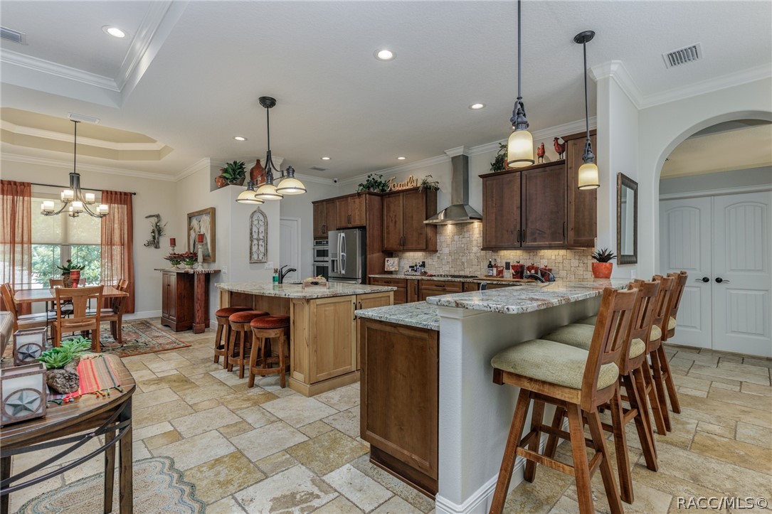 Kitchen with Breakfast bar