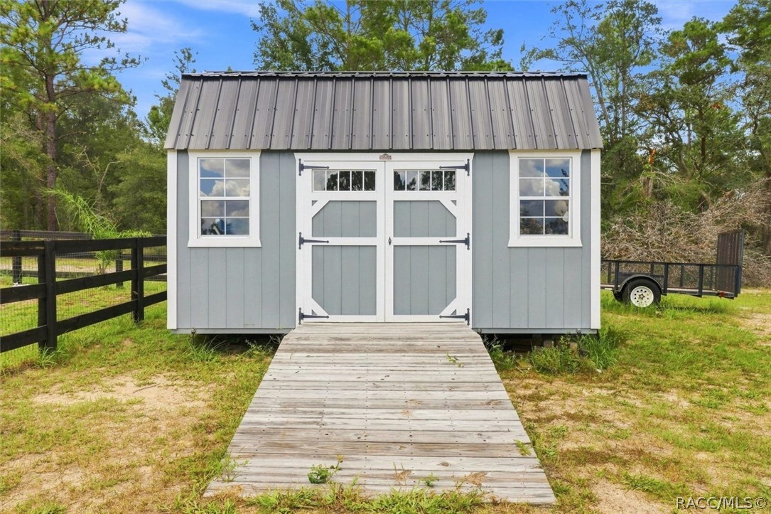 10' x 16' shed with ramp.  There are two lofts inside shed.