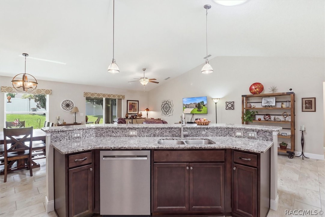 567 W Runyon Loop, Beverly Hills, FL 34465