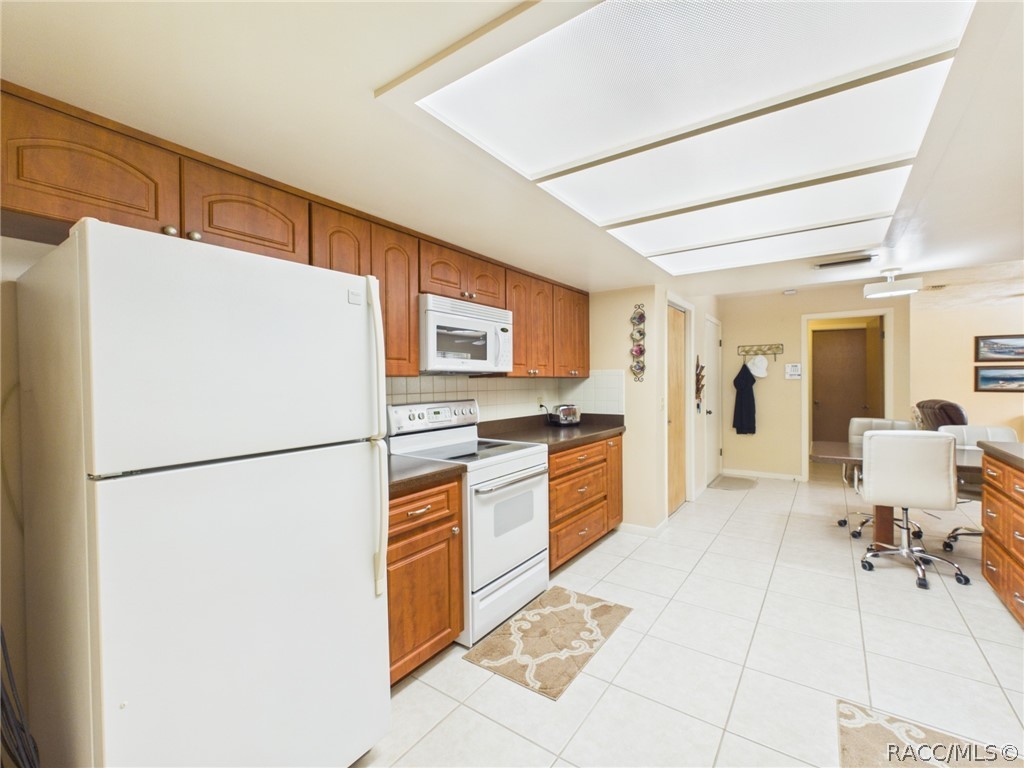 814 N Dunkenfield Avenue, Crystal River, FL 34429