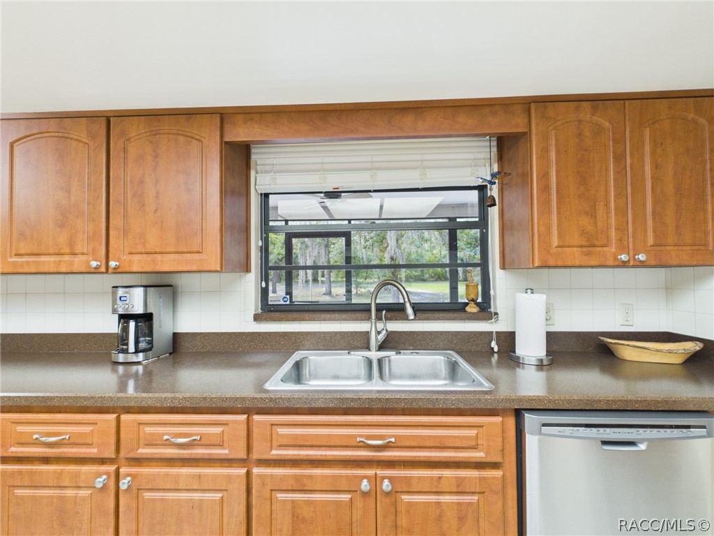 814 N Dunkenfield Avenue, Crystal River, FL 34429