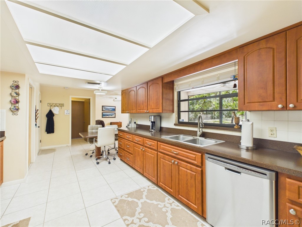 814 N Dunkenfield Avenue, Crystal River, FL 34429