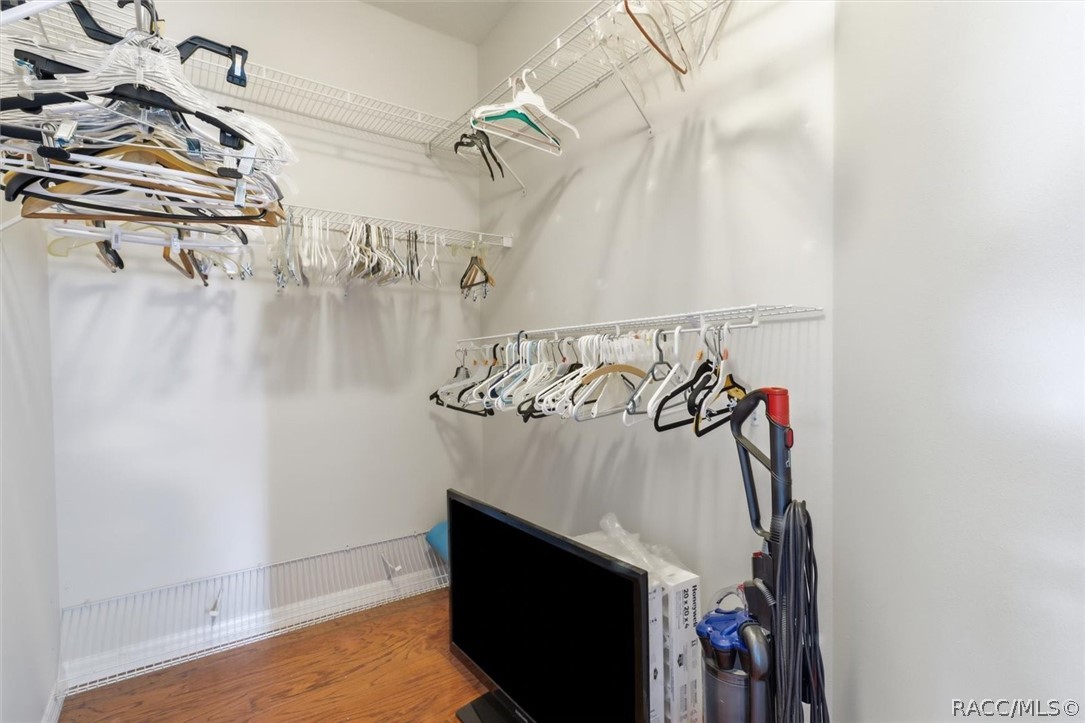 2 walk-in closets in the primary bedroom