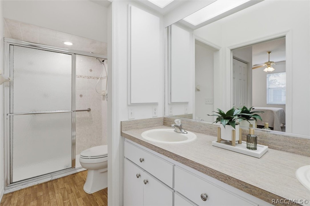 Primary bath with dual sinks