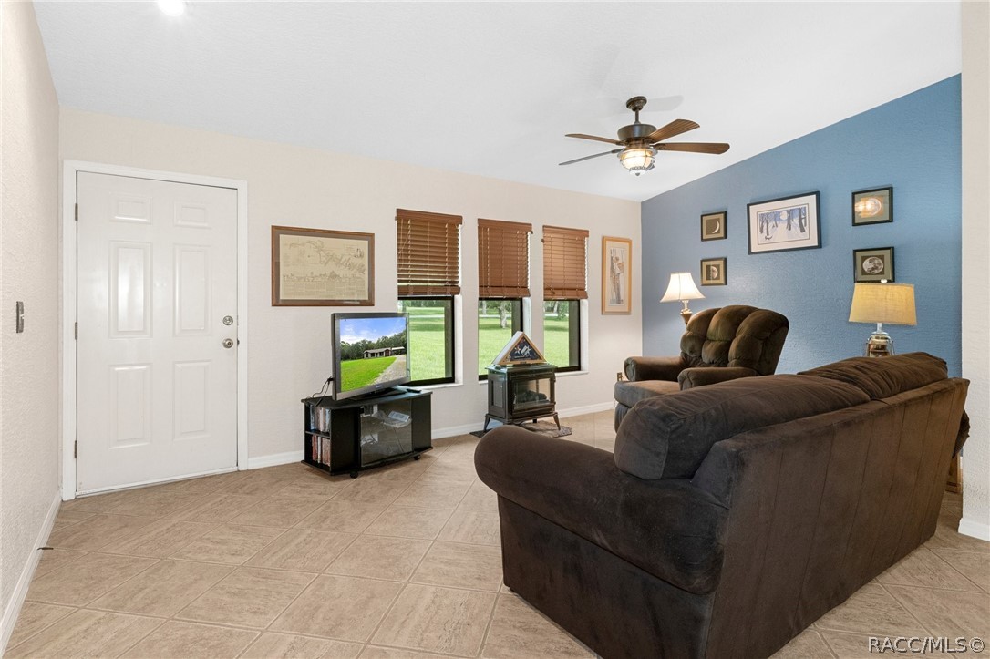 1931 S Colonial Avenue, Homosassa, FL 34448