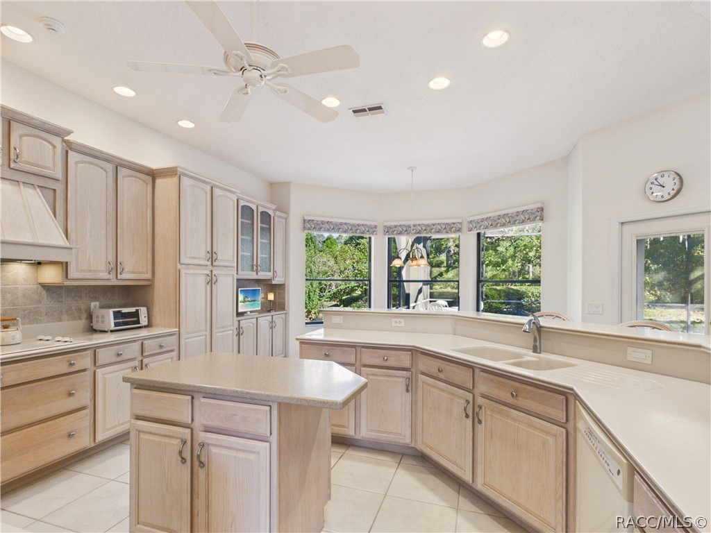 VIEW FROM THE ENTRANCE TO THE KITCHEN 1