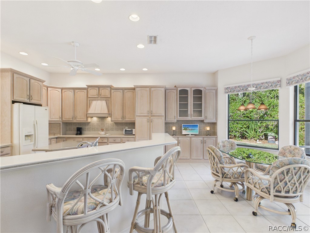 VIEW BACK TO THE BREAKFAST BAR AND BREAKFAST NOOK