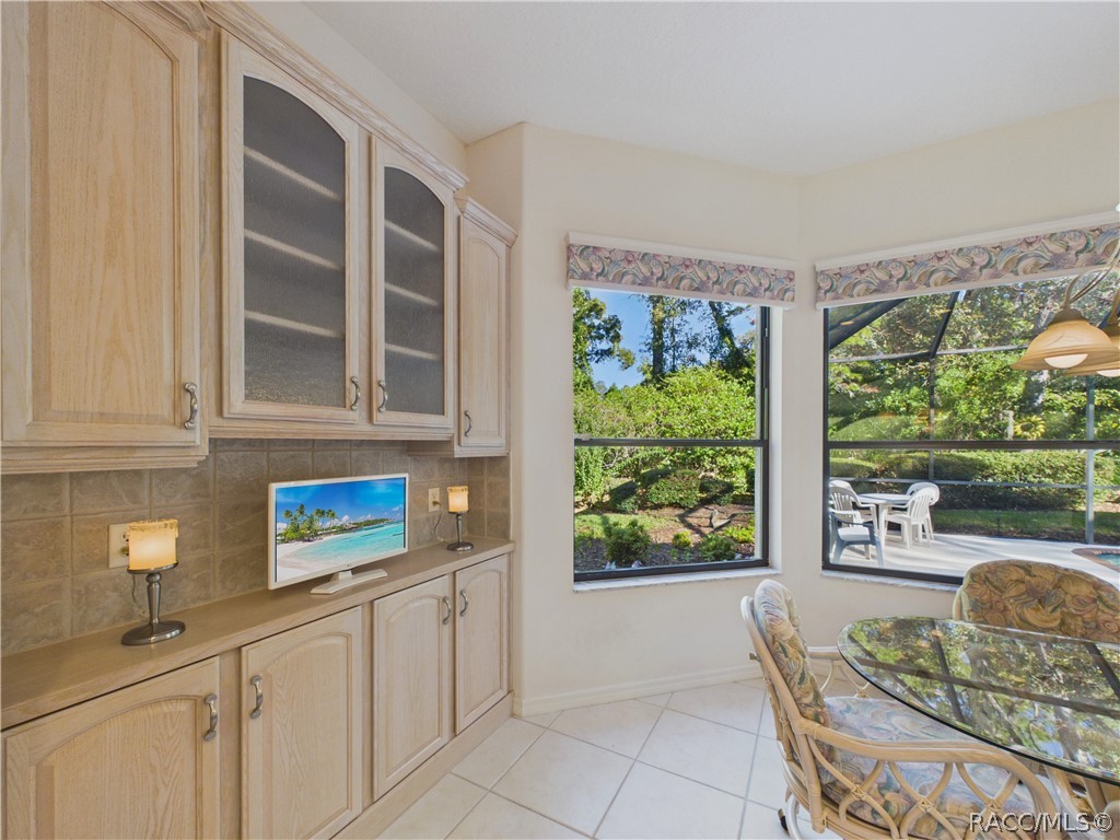 KITCHEN OPENS TO THE BREAKFAST NOOK