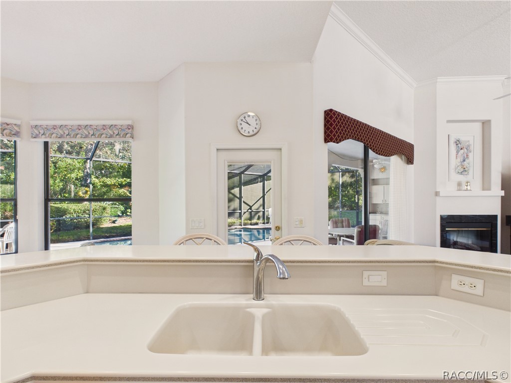 KICHEN 4 OPENS TO THE GREAT ROOM AND BREAKFAST NOOK
