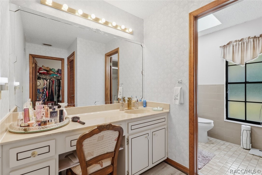 primary bath w/ double sinks