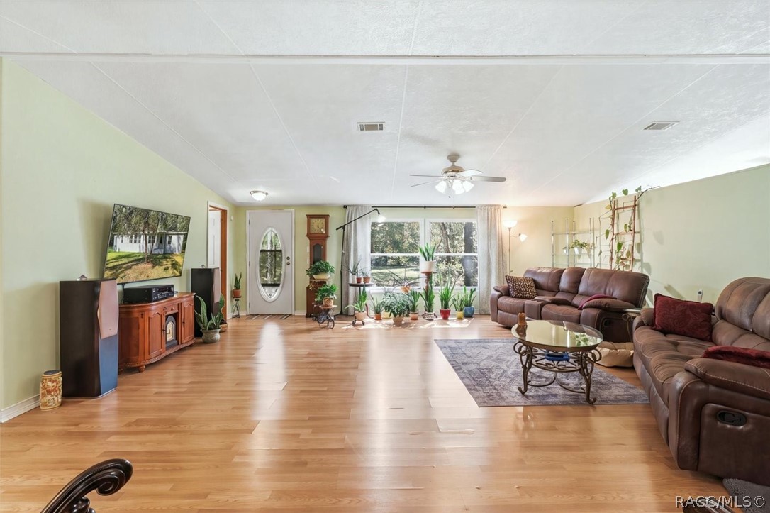 5739 W Holiday Street, Homosassa, FL 34446