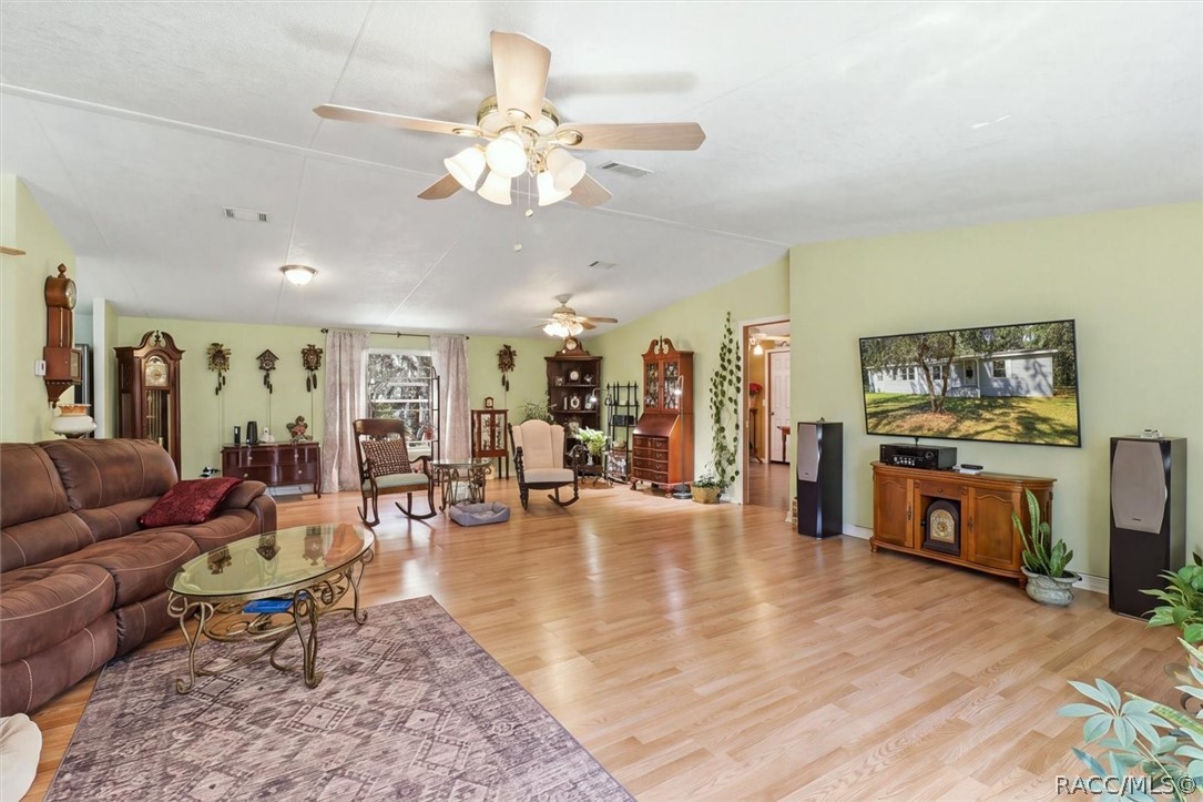 5739 W Holiday Street, Homosassa, FL 34446