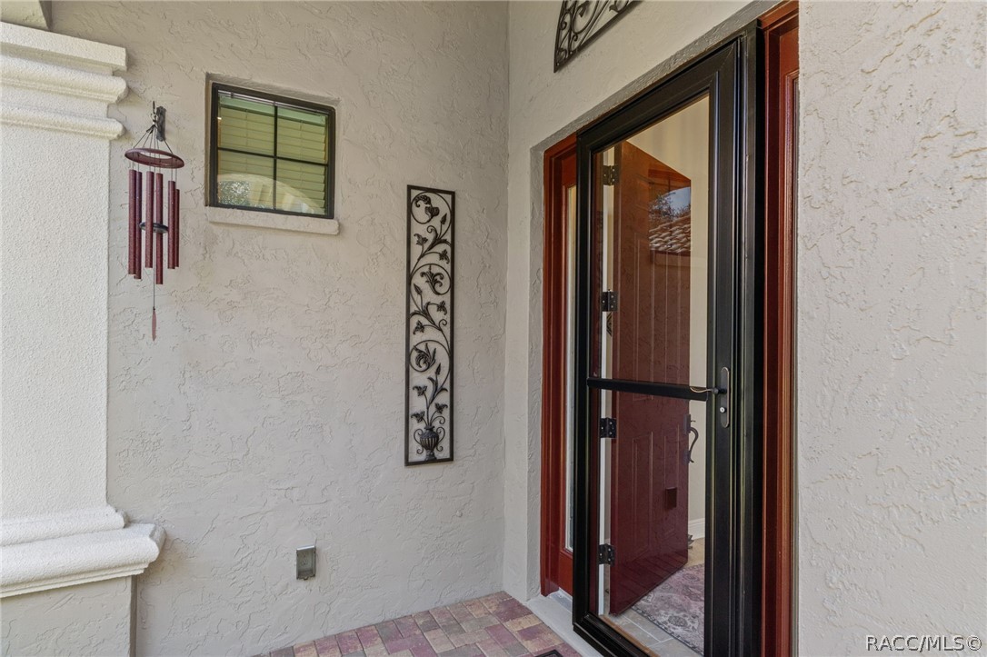 A spacious front entry welcomes you to this beautiful home. A spacious front entry welcomes you to this beautiful home.