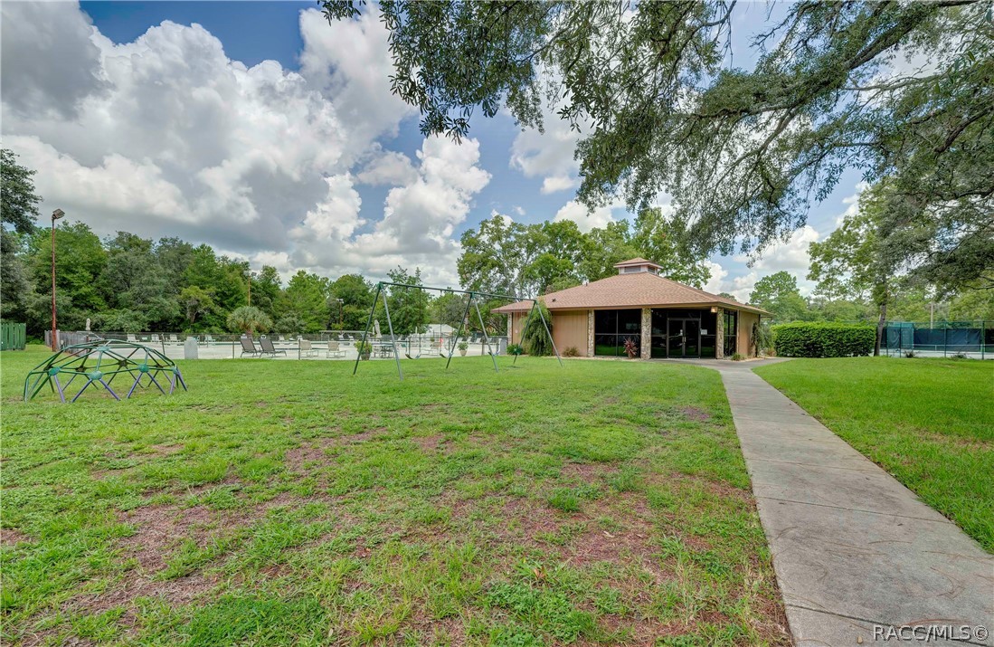 8 Pinewood Gardens, Homosassa, FL 34446