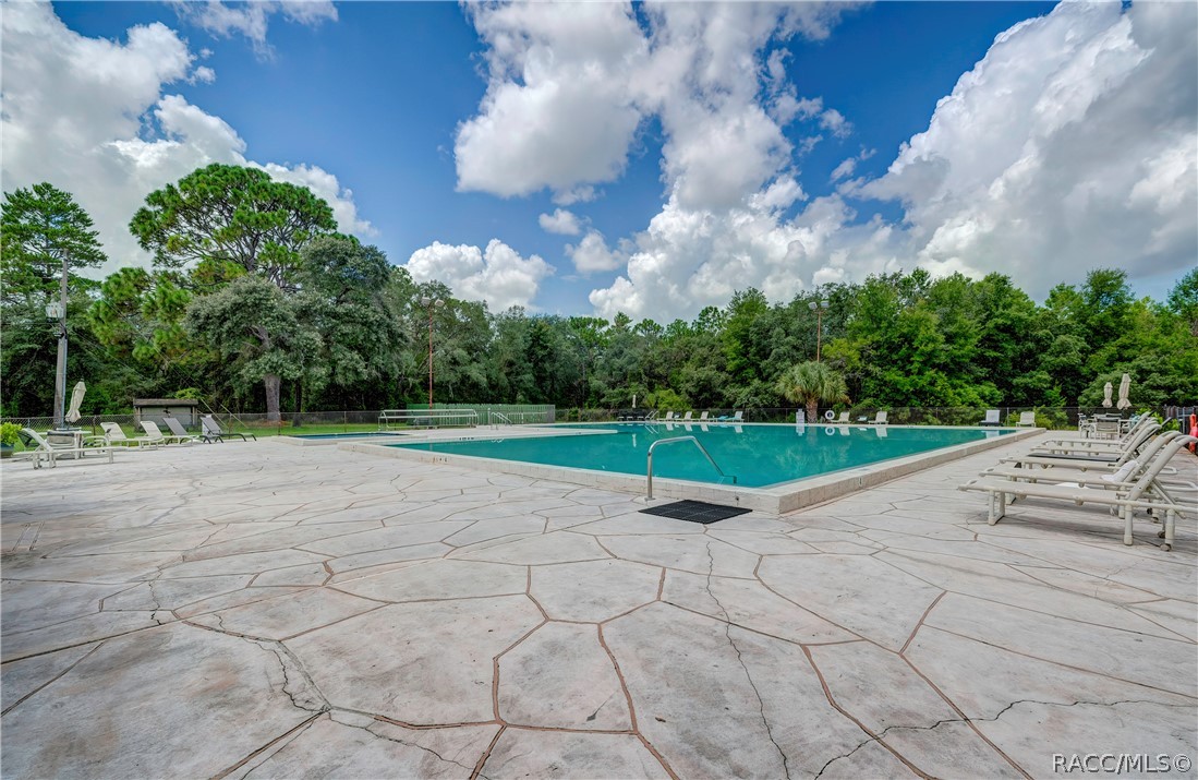 8 Pinewood Gardens, Homosassa, FL 34446