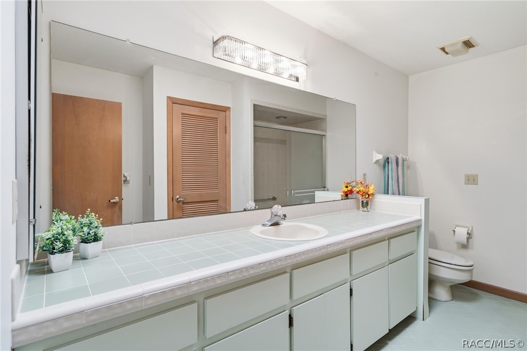 Primary bath w/seafoam tile