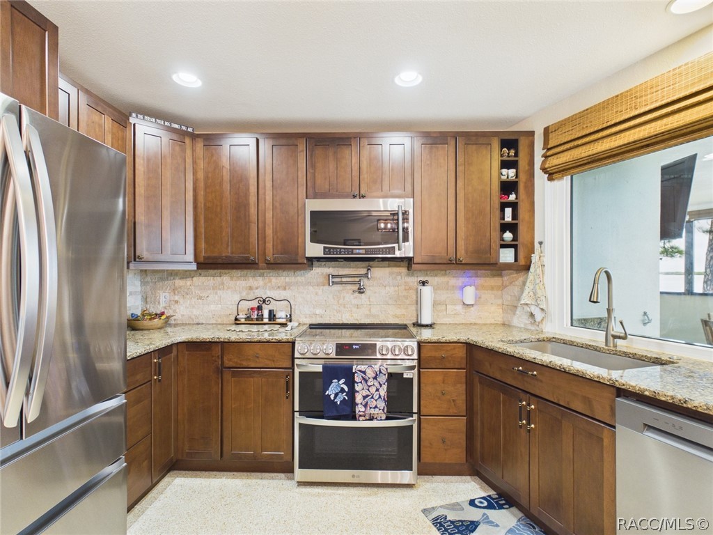 12018 W Bayshore Drive, Crystal River, FL 34429