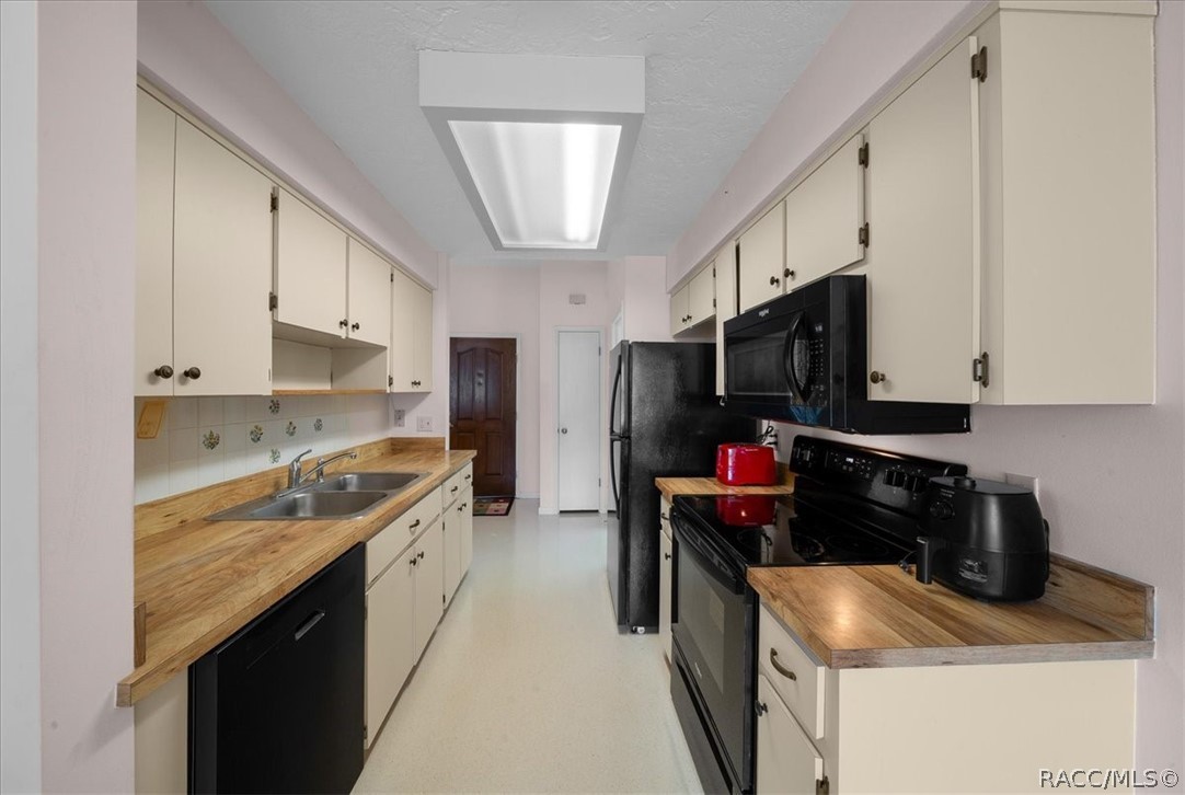 906 W Colbert Court, Beverly Hills, FL 34465