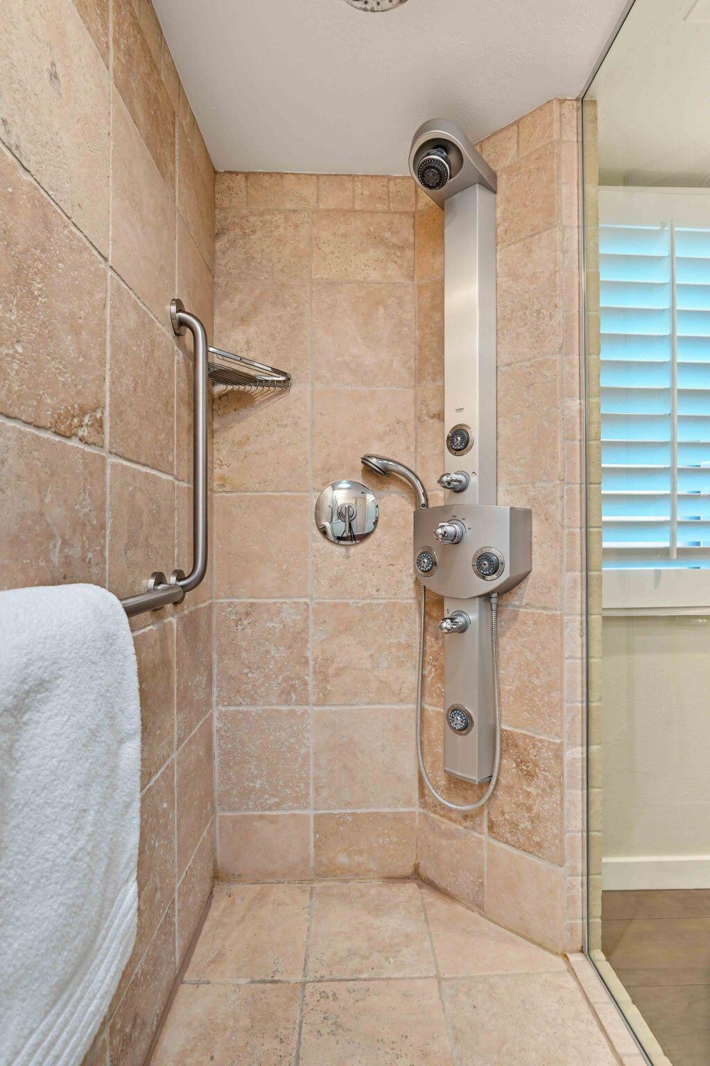 39-web-or-mls-4881 Winner Circle Unit B-