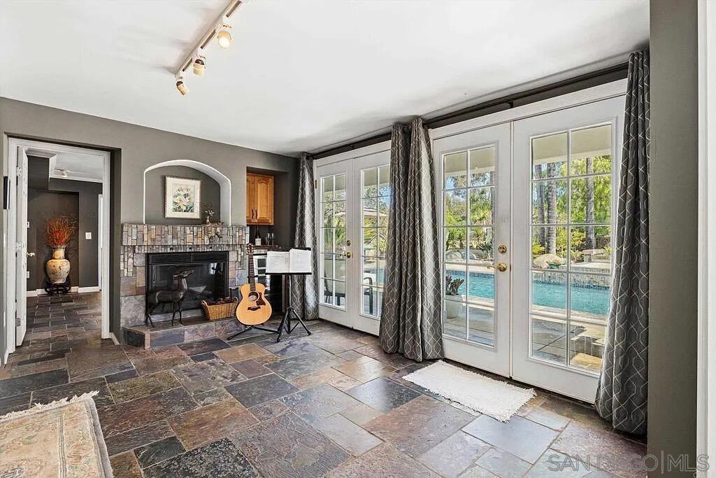 1556 VIA RANCHO PKWY, Escondido, CA 92029