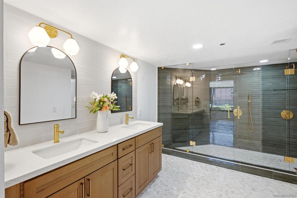 230 W Laurel, #204, San Diego, CA 92101