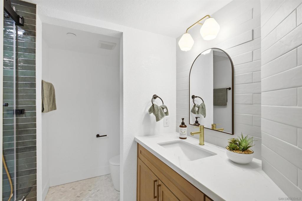 230 W Laurel, #204, San Diego, CA 92101