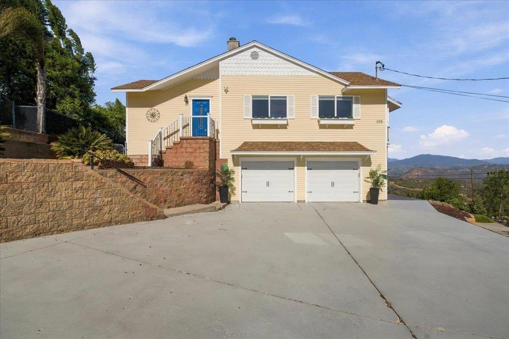 205 Highline Trail, El Cajon, CA 92021