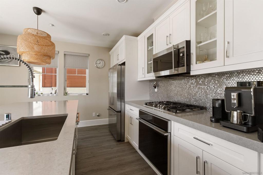810 Santa Barbara Pl, San Diego, CA 92109