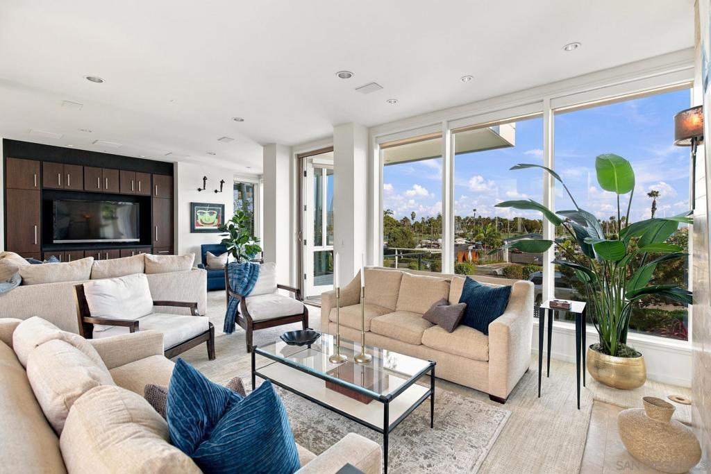 1528 Glorietta Blvd, Coronado, CA 92118