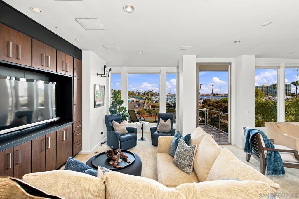 1528 Glorietta Blvd, Coronado, CA 92118