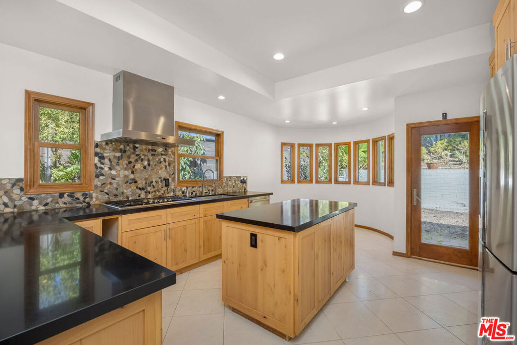 3058 Hollycrest Place, Los Angeles, CA 90068 3058 Hollycrest Place, Los Angeles, CA 90068