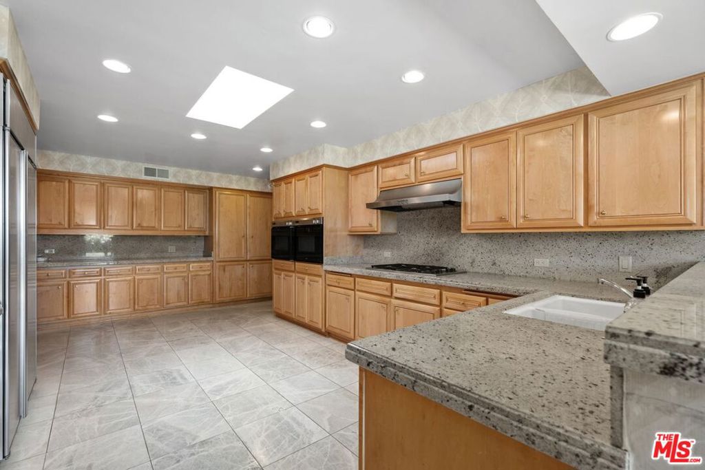 3031 Elvido Drive, Los Angeles, CA 90049