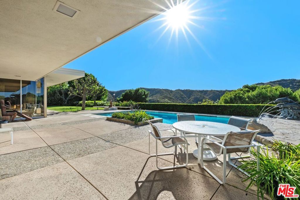 3031 Elvido Drive, Los Angeles, CA 90049