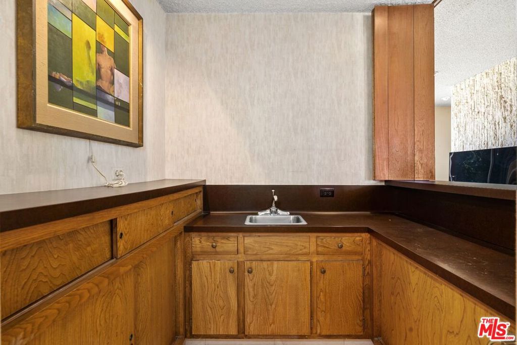 3031 Elvido Drive, Los Angeles, CA 90049