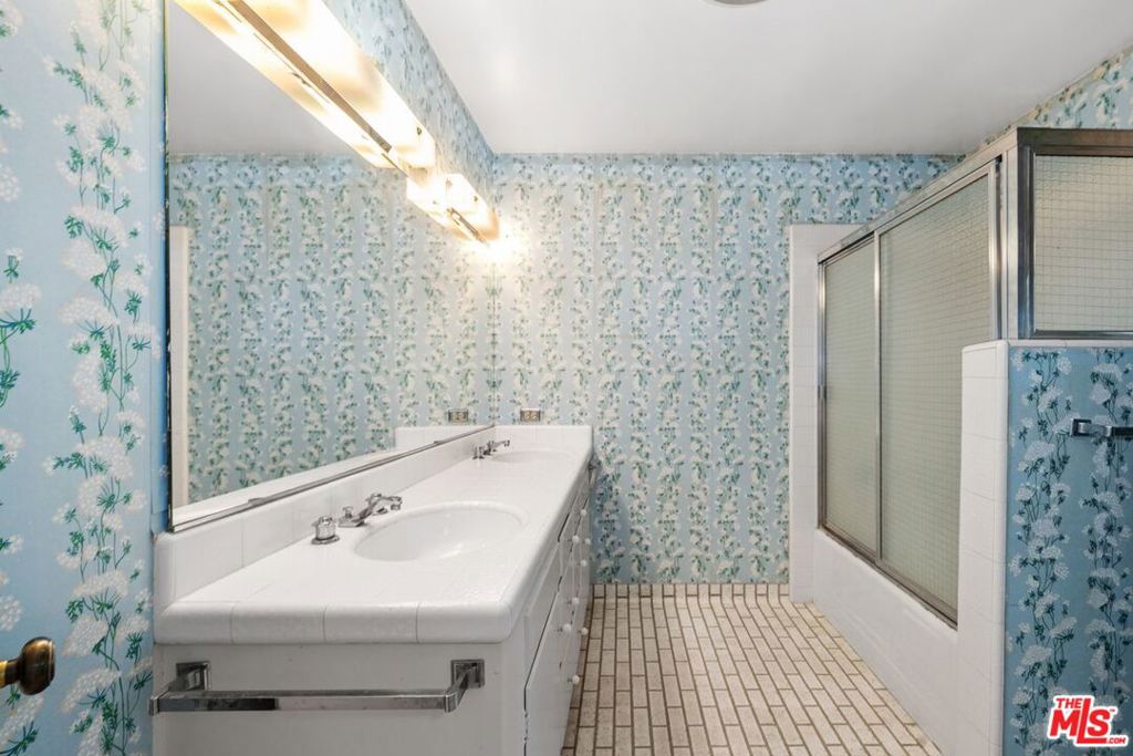 3031 Elvido Drive, Los Angeles, CA 90049