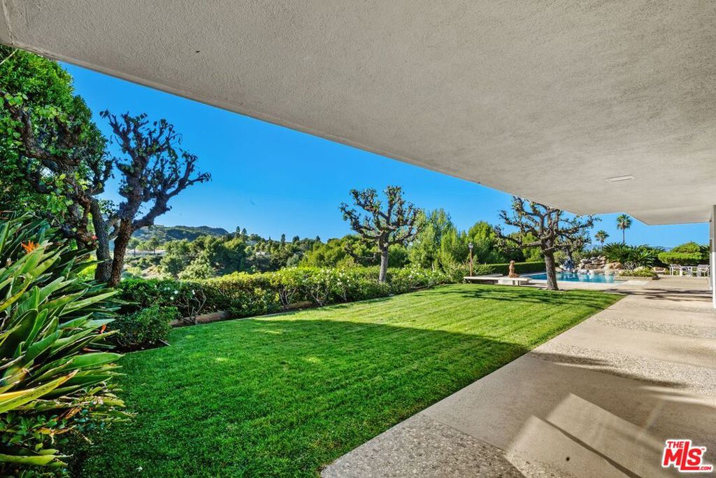 3031 Elvido Drive, Los Angeles, CA 90049