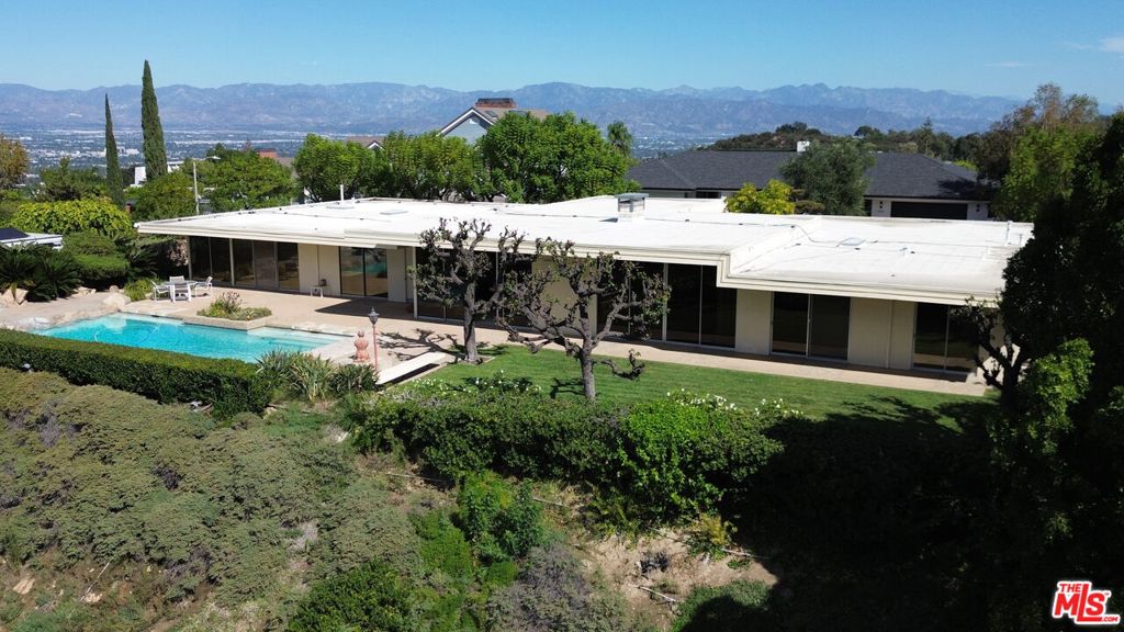 3031 Elvido Drive, Los Angeles, CA 90049