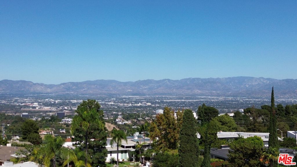 3031 Elvido Drive, Los Angeles, CA 90049