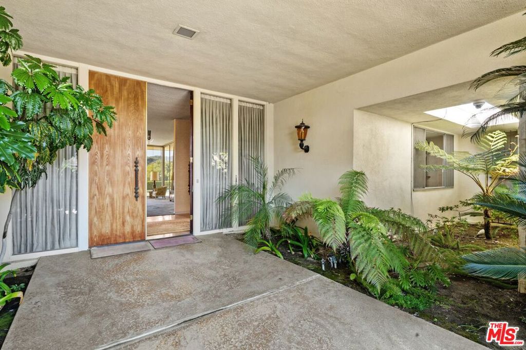 3031 Elvido Drive, Los Angeles, CA 90049