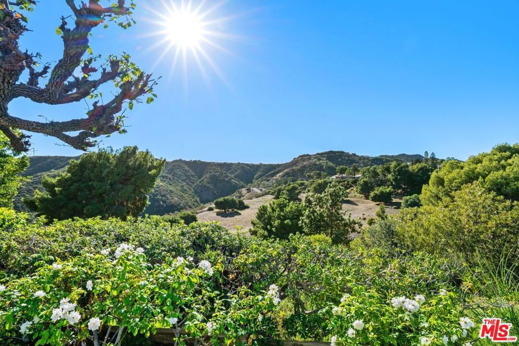 3031 Elvido Drive, Los Angeles, CA 90049