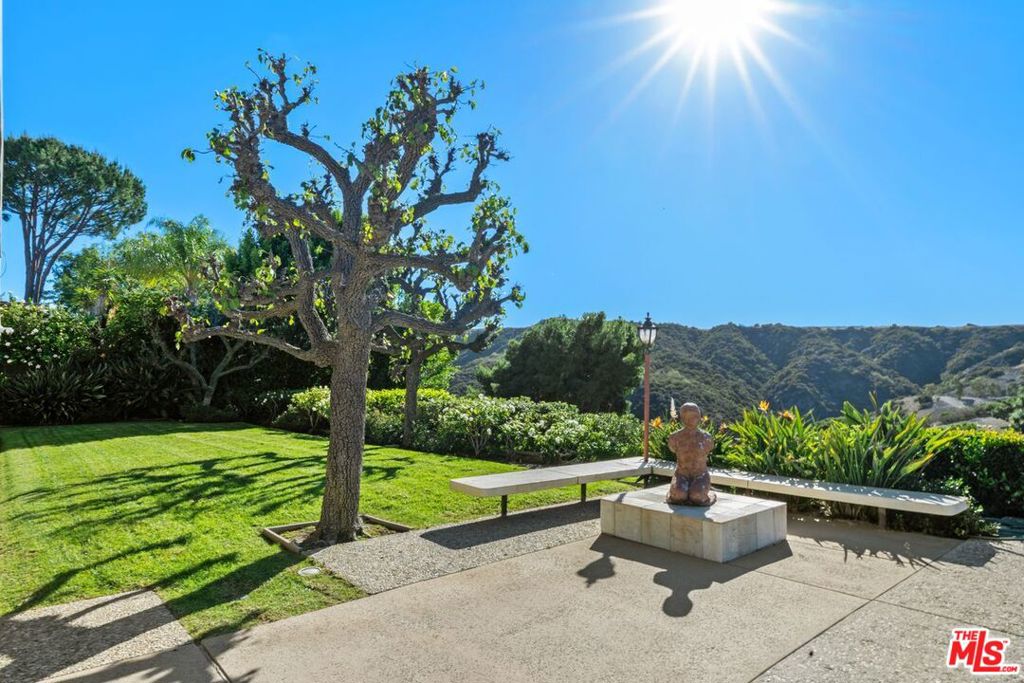 3031 Elvido Drive, Los Angeles, CA 90049