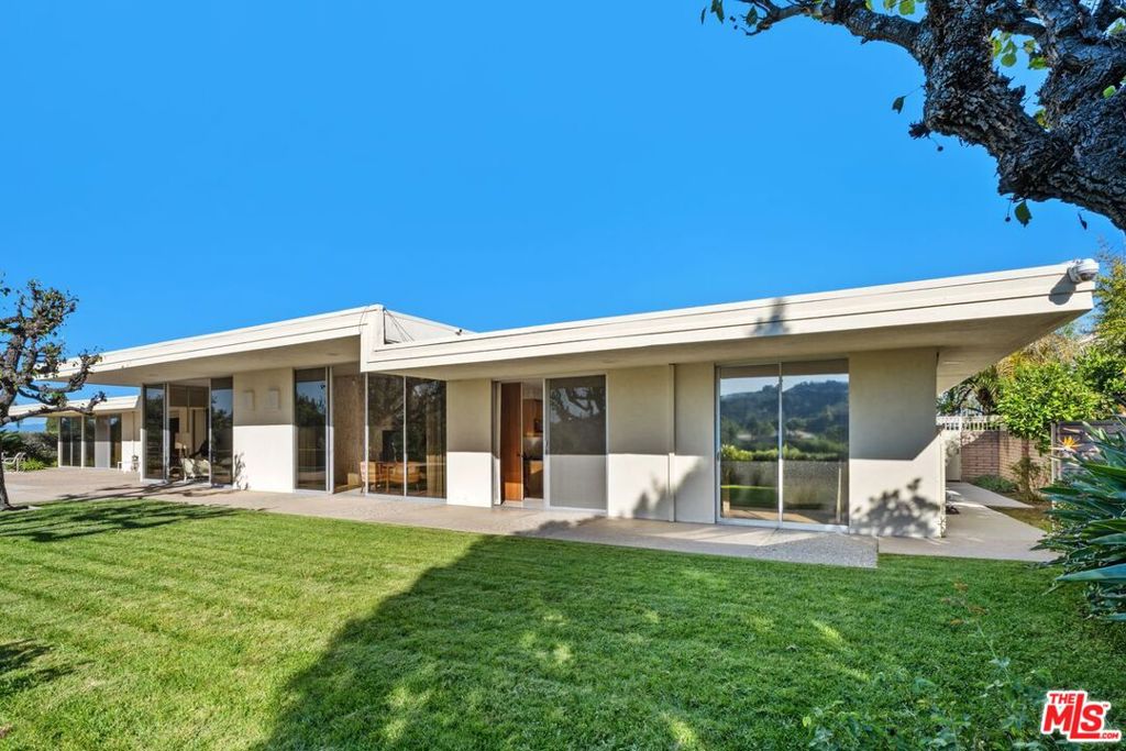 3031 Elvido Drive, Los Angeles, CA 90049