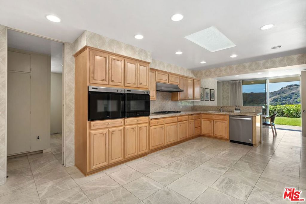 3031 Elvido Drive, Los Angeles, CA 90049