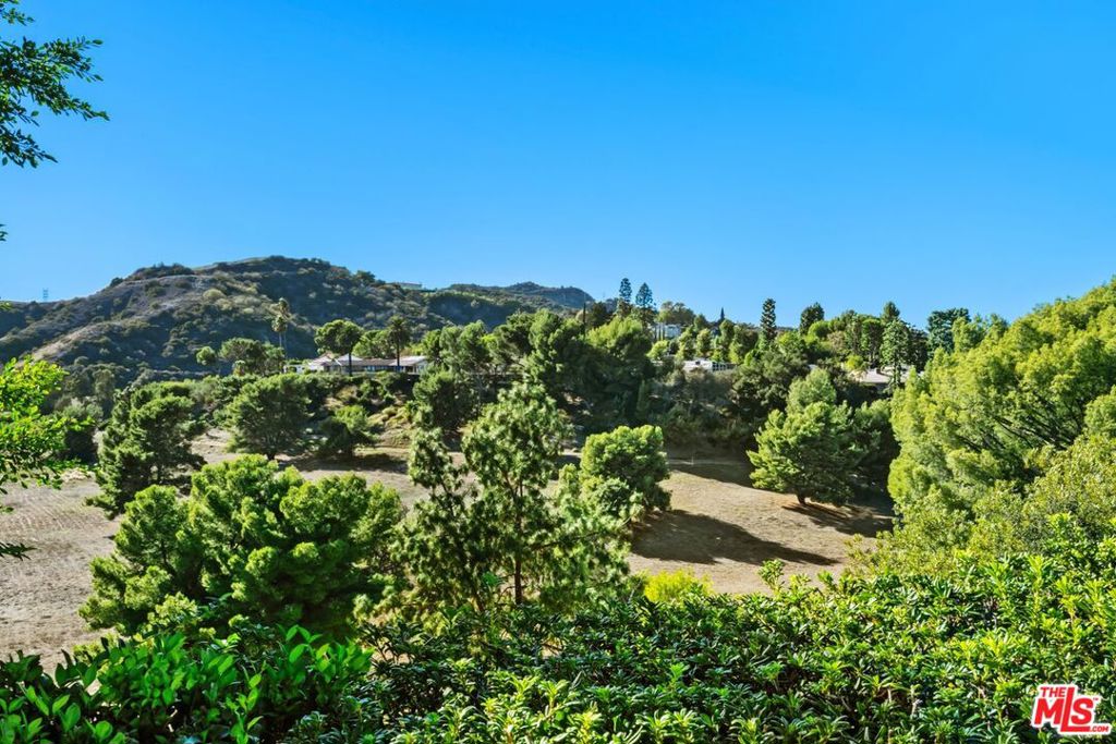 3031 Elvido Drive, Los Angeles, CA 90049